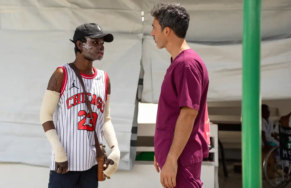 Stanley Léveillé conversa con Marco Ellena, responsable de actividades médicas de MSF en la unidad de quemados del hospital de MSF en Tabarre. Ingresó en septiembre de 2024 tras ser víctima de la explosión de un camión cisterna y sufrir quemaduras graves.