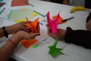 Una sobreviviente de violencia elabora artesanías como parte de su recuperación en el Centro de Atención Integral (CAI) de MSF.