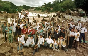 Integrantes de Médicos Sin Fronteras y personas voluntarias ayudando en la limpieza tras el paso del huracán Mitch.