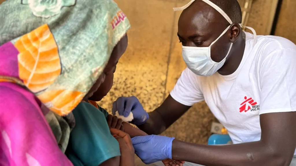 Salah Aldeen, enfermero de MSF, coloca una vacuna a Marwa, de 3 años. Marwa ingresó el día anterior debido a los síntomas comunes del sarampión.