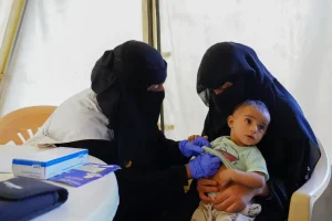 Asma, doctora de MSF, examina a la bebé Aliya en la clínica móvil de Al-Noor en Marib. Yemen, diciembre de 2021.