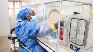 Chima Chinda, científica de laboratorio de MSF, trabaja en una muestra de sangre de un caso sospechoso de fiebre de Lassa en la unidad de virología del hospital universitario federal Alex Ekwueme en Abakaliki, estado de Ebonyi, Nigeria, marzo de 2023.