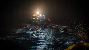 Estas imágenes capturan el desgarrador momento en que un barco abarrotado volcó en el Mediterráneo central. Afortunadamente, el equipo de MSF a bordo del Geo Barents logró rescatar a las 45 personas sanas y salvas del agua.