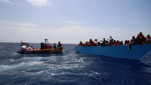 96 personas fueron rescatadas de un barco de madera abarrotado en el Mediterráneo central. Muchas eran mujeres y niños, la mayoría viajando solos. Todos se encuentran a salvo a bordo del Geo Barents.
