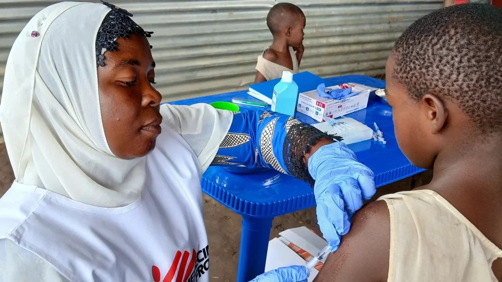 Un niño recibe la vacuna contra el sarampión en el campo de refugiados de Musenyi, Burundi.