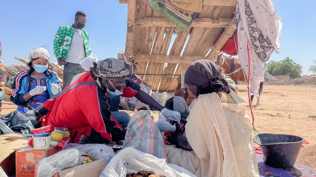 Un miembro de un equipo móvil de vacunación administra la vacuna contra la difteria a un niño durante un día de mercado en Mantcharné, Chad, noviembre de 2024.