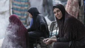 Hanan cocina a fuego vivo, la única forma de alimentar a su familia. Un vistazo a una vida cotidiana marcada por el agotamiento y la perseverancia. Gaza,2025