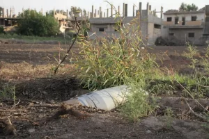 En Deir ez-Zor, las calles y los campos están contaminados con restos explosivos de guerra. Siria, mayo de 2025.