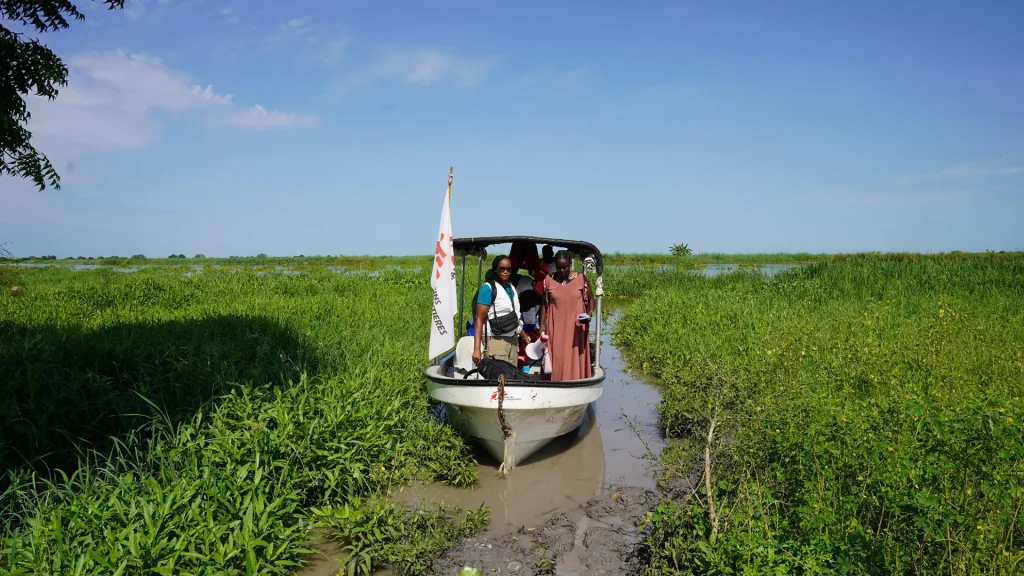 Un equipo de extensión de MSF llega en barco a una aldea remota en el condado de Ulang, Sudán del Sur, en octubre de 2024. © Nasir Ghafoor/MSF
