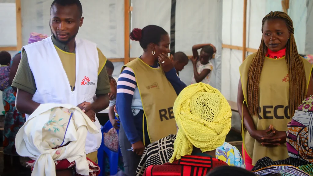 En el departamento de triaje, los trabajadores comunitarios de MSF imparten sesiones de sensibilización para las mujeres que acuden a consultas en el centro de salud Mungunga 3. MSF trabaja allí para atender a víctimas de violencia sexual. RDC 2025.