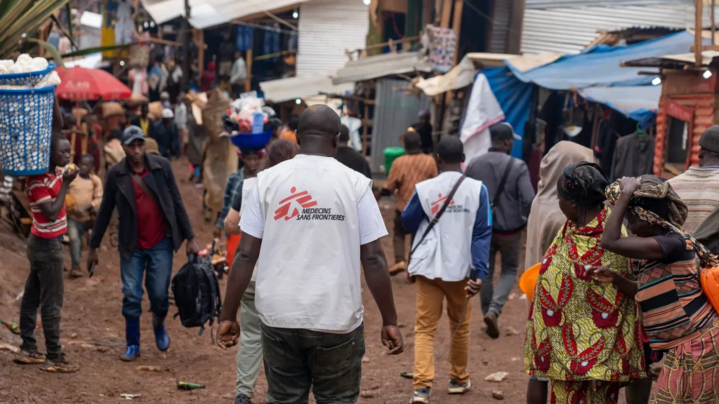 Personal de MSF llega a Lomera, Kivu Sur, para participar en actividades comunitarias de concienciación sobre el actual brote de cólera.