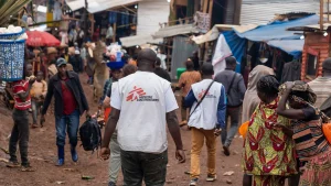 Personal de MSF llega a Lomera, Kivu Sur, para participar en actividades comunitarias de concienciación sobre el actual brote de cólera.
