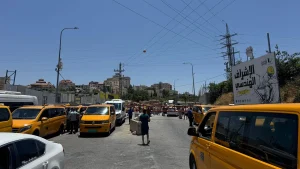Automóviles palestinos permanecieron atascados en la puerta israelí que bloqueaba la entrada principal de Hebrón, a la espera de su reapertura. Cisjordania, Palestina, junio de 2025.