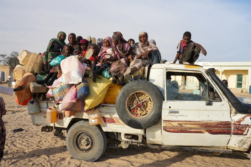 Los refugiados sudaneses cruzaron la frontera hacia Chad al amanecer. Tras registrarse, se dirigirán al campamento de tránsito de Tine, a una milla de la frontera, o al norte, al campamento de Oure Cassoni.