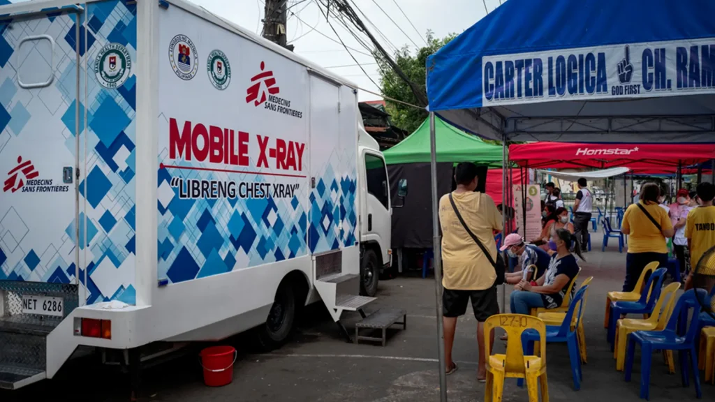 Los residentes hacen fila para hacerse una prueba de rayos X gratuita en uno de los sitios de búsqueda activa de casos de tuberculosis de MSF el 13 de marzo de 2023 en Tondo, Manila, Filipinas.