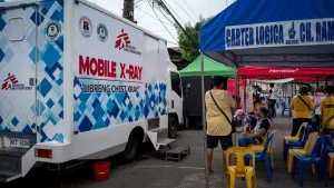 Los residentes hacen fila para hacerse una prueba de rayos X gratuita en uno de los sitios de búsqueda activa de casos de tuberculosis de MSF el 13 de marzo de 2023 en Tondo, Manila, Filipinas.