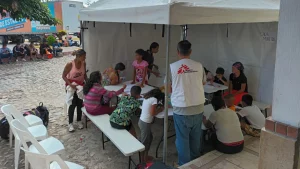 Trabajador de MSF con un grupo de personas MSF estableció un punto de atención en Esquipulas, Chiquimula, en la frontera sur de Guatemala.