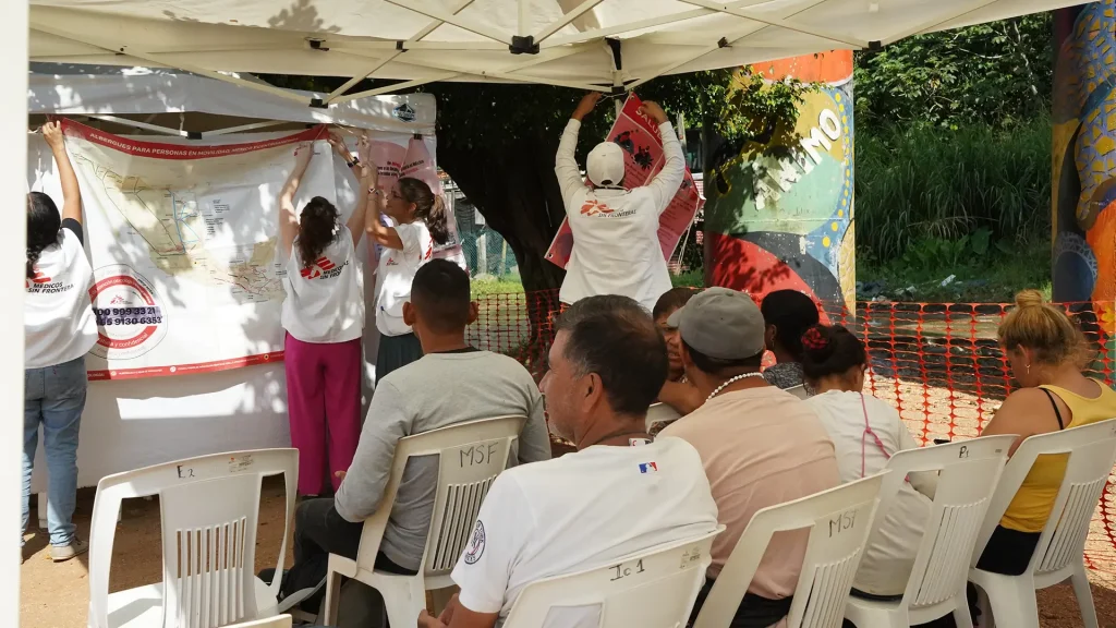 Mientras el equipo termina de instalar la clínica móvil en las vías del tren en Coatzacoalcos estado de Veracruz, los pacientes esperan para ser atendidos