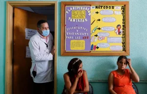 Las pacientes esperan su consulta de salud sexual y reproductiva en Tumeremo, Venezuela.