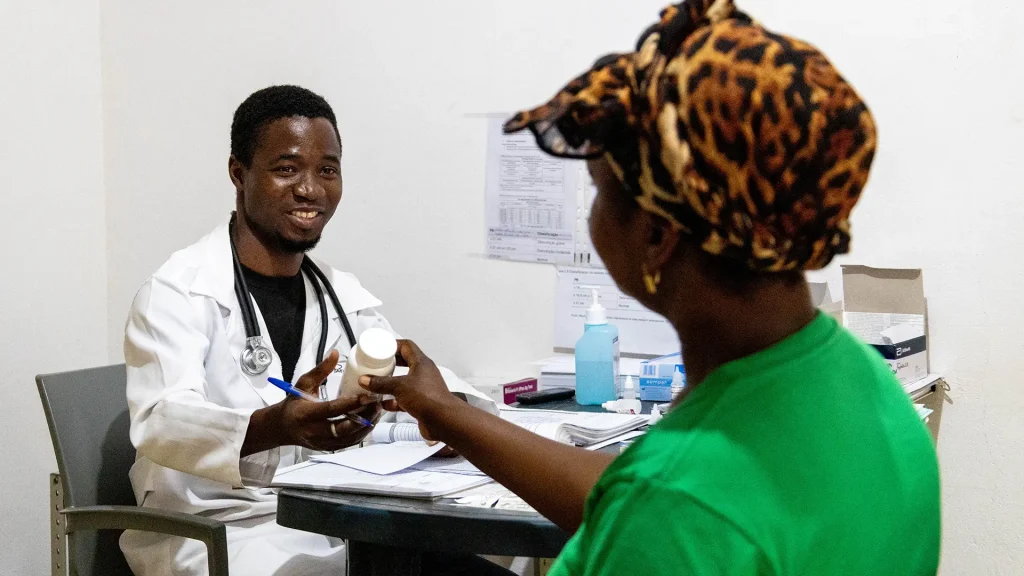 Maria se desplazó en 2020 cuando la aldea de Macomia fue atacada y regresó a casa en 2022. Desde su regreso a Macomia, ha estado recibiendo tratamiento antirretroviral en la clínica de MSF en Nanga.