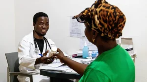 Maria se desplazó en 2020 cuando la aldea de Macomia fue atacada y regresó a casa en 2022. Desde su regreso a Macomia, ha estado recibiendo tratamiento antirretroviral en la clínica de MSF en Nanga.