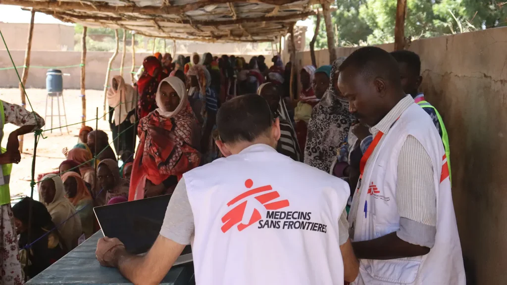 Distribución de alimentos en Darfur Sur Un equipo de MSF prepara vales que son entregados primero a la personas antes de ser canjeados por cestas de alimentos.