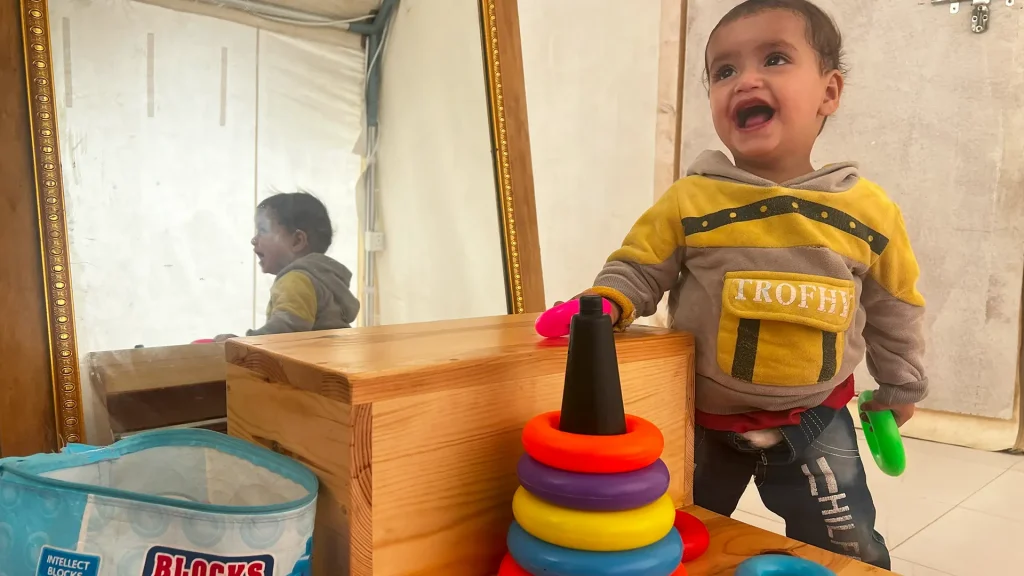 Actividades de rehabilitación pediátrica en Haydan, Yemen. El personal de MSF proporciona fisioterapia a bebés con desnutrición en el hospital de Haydan, en el norte de Yemen.