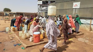 En el campo de tránsito de Adré, los sistemas de agua construidos por MSF produjeron 654 m³ de agua al día solo en mayo. Desde marzo de 2025, uno de los pozos extrae agua mediante una bomba solar y luego la distribuye en cinco puntos.