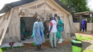 Personal médico de MSF frente a una de las tiendas de campaña en la unidad de tratamiento del cólera en Abyei.