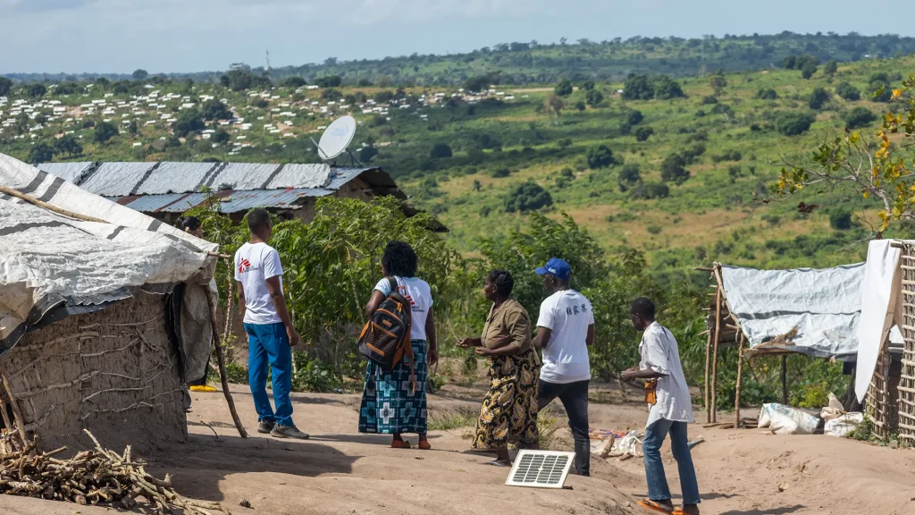 Vista de la ciudad de Macomia, donde equipos de MSF brindan apoyo médico en campamentos para desplazados internos, tras casi un año de suspensión de actividades. Cabo Delgado, Mozambique, mayo de 2025.