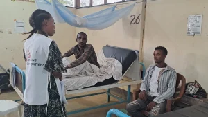 El equipo de promoción de la salud de MSF revisa a un paciente de kala azar en el centro de tratamiento de kala azar y mordeduras de serpiente de MSF. Abdurafi, región de Amhara, Etiopía. Julio de 2025.
