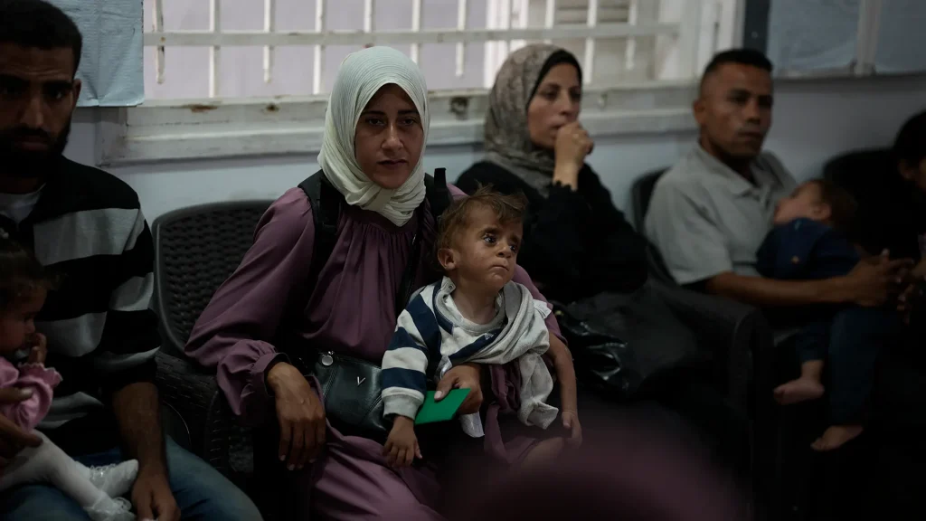 Una madre palestina, identificada como Donia Alouf, de 33 años, y su hijo Ahmed, de un año, fueron diagnosticados con desnutrición. Donia recibe atención médica en una clínica de Gaza en la ciudad de Gaza. Está embarazada de ocho meses y también padece desnutrición.