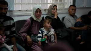 Una madre palestina, identificada como Donia Alouf, de 33 años, y su hijo Ahmed, de un año, fueron diagnosticados con desnutrición. Donia recibe atención médica en una clínica de Gaza en la ciudad de Gaza. Está embarazada de ocho meses y también padece desnutrición.
