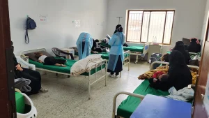 Un médico de MSF examina a pacientes en la sala de aislamiento del hospital Al-Wahda, gobernación de Dhamar, Yemen, junio de 2025.