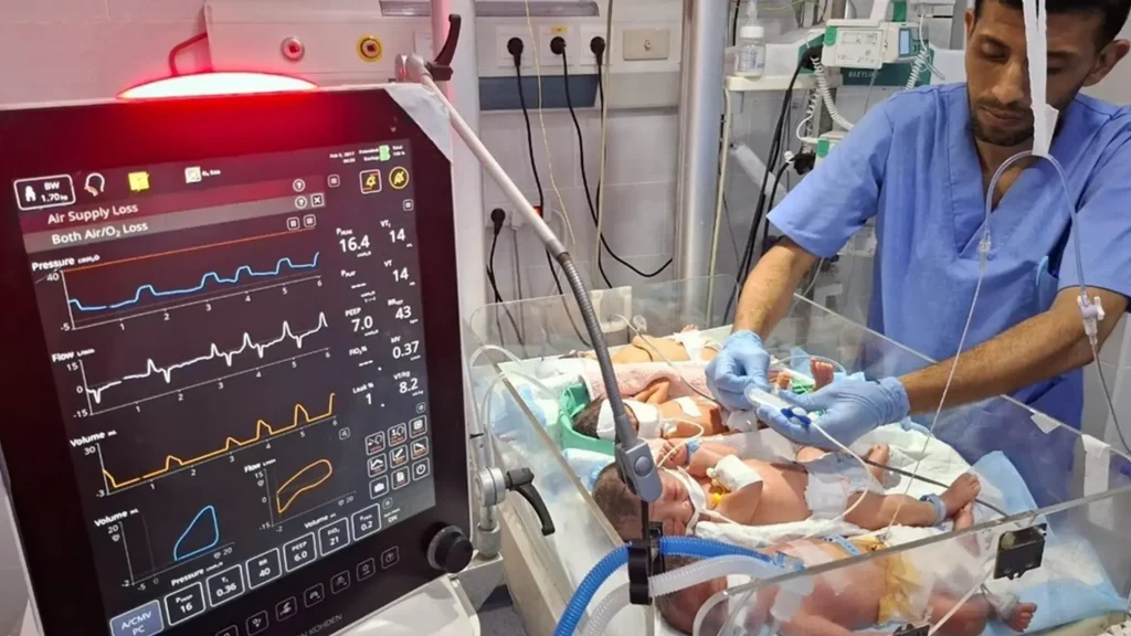 Varios bebés comparten una misma incubadora en la unidad de cuidados intensivos neonatales del hospital Al Helou, en el norte de Gaza, debido a la falta de incubadoras.