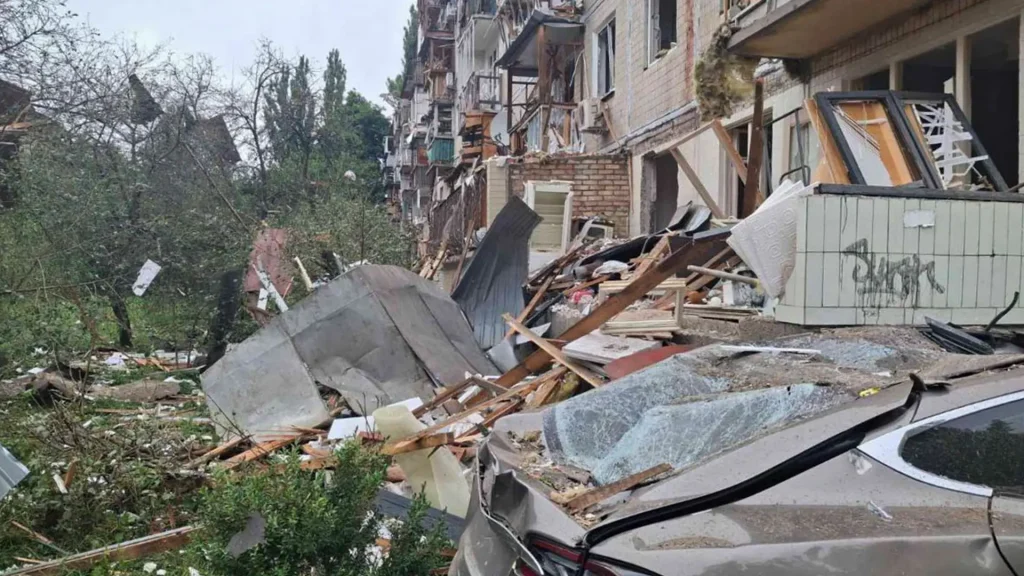 El aumento de los ataques aéreos amenaza vidas y la atención médica esencial en Kiev Edificios residenciales y automóviles dañados.