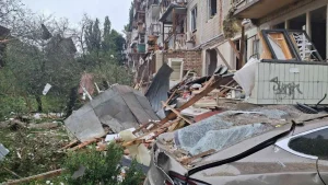 El aumento de los ataques aéreos amenaza vidas y la atención médica esencial en Kiev Edificios residenciales y automóviles dañados.