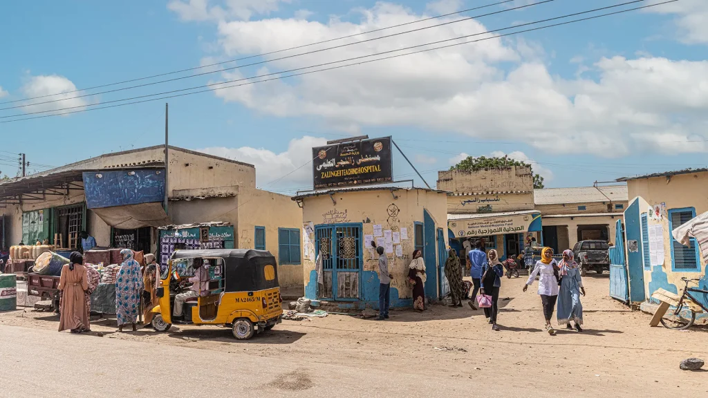 Entrada del hospital universitario de Zalingei. Desde el inicio de la guerra en Sudán, los centros de salud y el personal médico han sufrido repetidos ataques, incluyendo saqueos de hospitales.