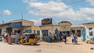 Entrada del hospital universitario de Zalingei. Desde el inicio de la guerra en Sudán, los centros de salud y el personal médico han sufrido repetidos ataques, incluyendo saqueos de hospitales.