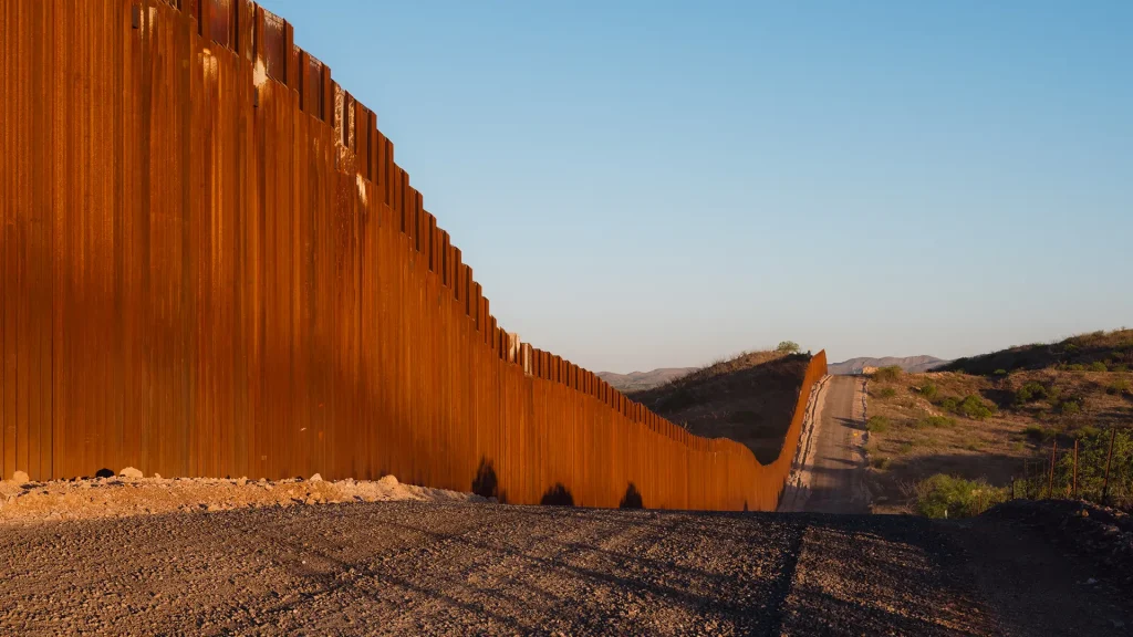 La carretera a lo largo del muro fronterizo en el área de Sasabe en Arizona.