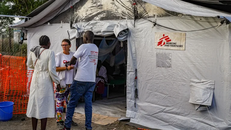 La respuesta de MSF en Malakal se centra en un centro de tratamiento del cólera (CTC) con capacidad para 100 camas, ubicado en el centro de salud pública de Assosa, a unos ocho kilómetros de la ciudad.