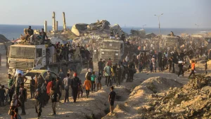 Palestinos en el centro de distribución de la Fundación Humanitaria de Gaza (FHG) en Netzarim arriesgan sus vidas para recibir alimentos.