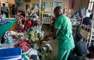 Un enfermero del Ministerio de Salud atiende a un niño enfermo en una unidad pediátrica que apoyamos en el Hospital General de Referencia de Katana, en Kivu Sur.