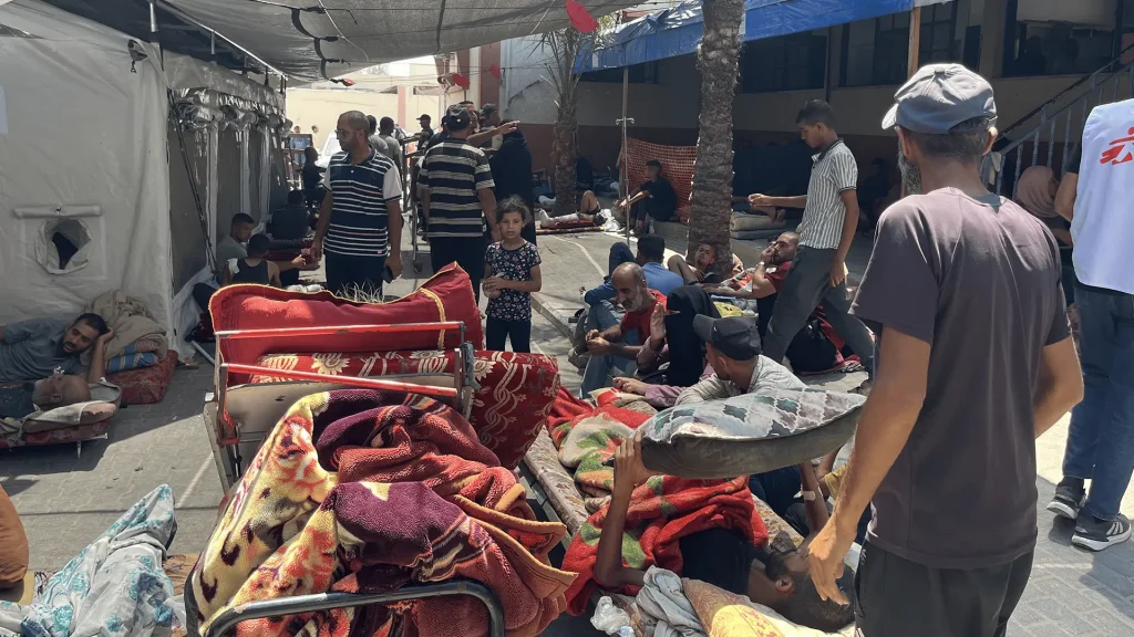 Sin camas disponibles, los pasillos y las áreas al aire libre del Hospital Nasser están llenos de pacientes, mientras las instalaciones médicas en Gaza luchan por sobrevivir en medio del genocidio israelí en curso.