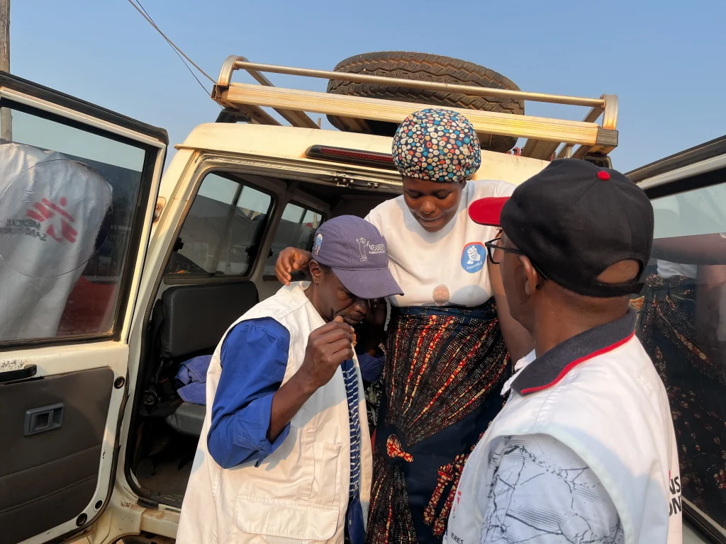 Espérance Wabiwa, de 26 años, llegando en una ambulancia de MSF al sitio de personas refugiadas de Musenyi.