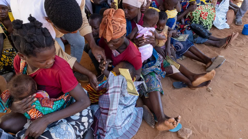 Andre Marcos, promotor de salud de MSF, ayuda en el triaje de niños en la sala de espera del centro de reasentamiento temporal de Micone, en la ciudad de Chiure, al sur de Cabo Delgado.
