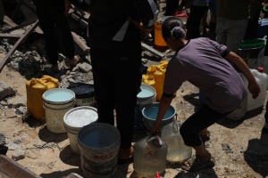 Una niña recolectando agua en la Franja de Gaza.