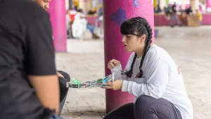 Una trabajadora comunitaria de MSF en Suchiate, en el sur de México, explica los servicios que presta la organización en la cercana ciudad de Tapachula y en el resto del país a los migrantes que acaban de cruzar la frontera desde Guatemala.