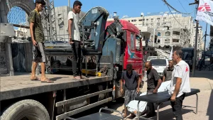 El equipo de logística evacúa camas y mobiliario médico.. Ciudad de Gaza.