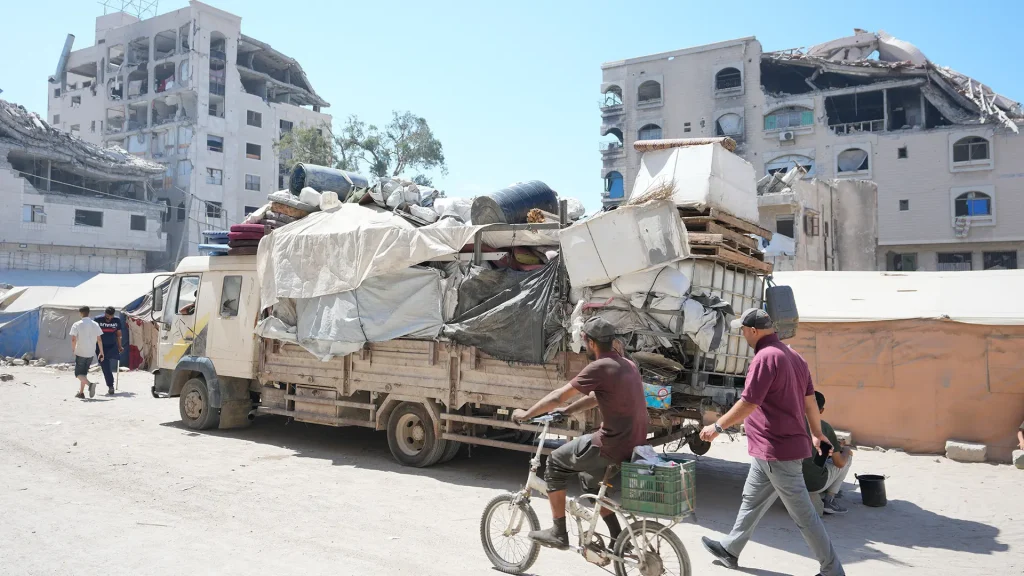 Familias palestinas recogen lo que les queda para evacuar la ciudad de Gaza, al sur de la Franja. 4 de septiembre de 2025.